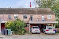 Woning met dakopbouw, balkon, berging én carport