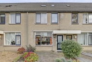 Welkom thuis aan deze fijne, royale eengezinswoning – een plek waar comfort, ruimte en een prettige leefomgeving samenkomen.