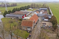 Woonboerderij op groot perceel met veel bijgebouwen